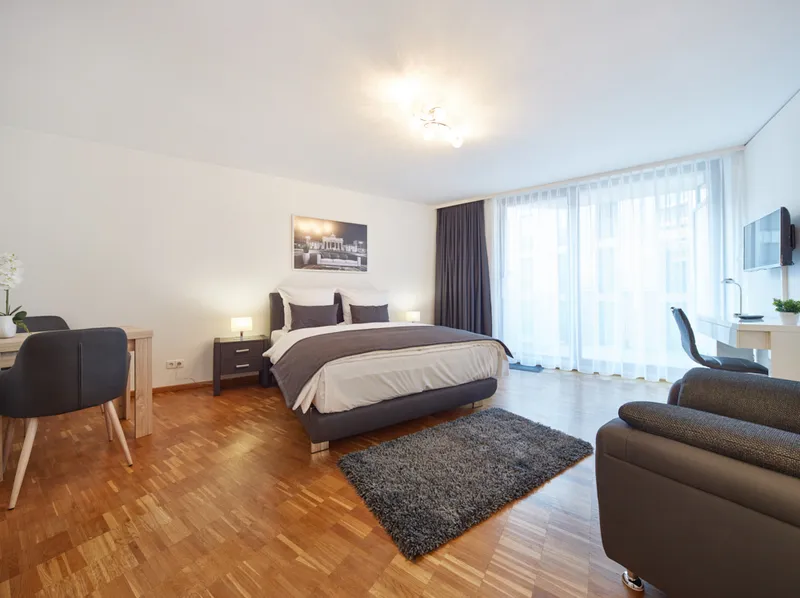Exklusives vollständig möbliertes 1 Zimmer Apartment mit Blick in einen ruhigen Innenhof — photo 1